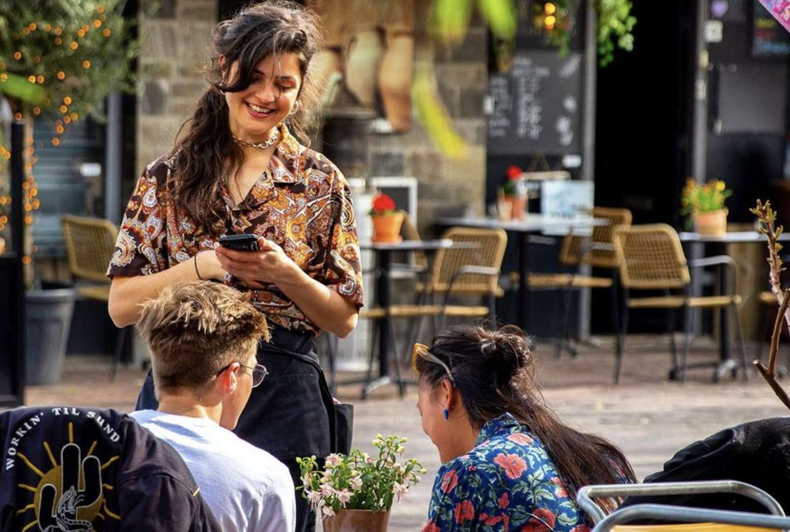 Terras 1 Vrouw neemt bestelling op